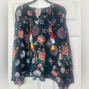 Beautiful Johnny was blouse size large
